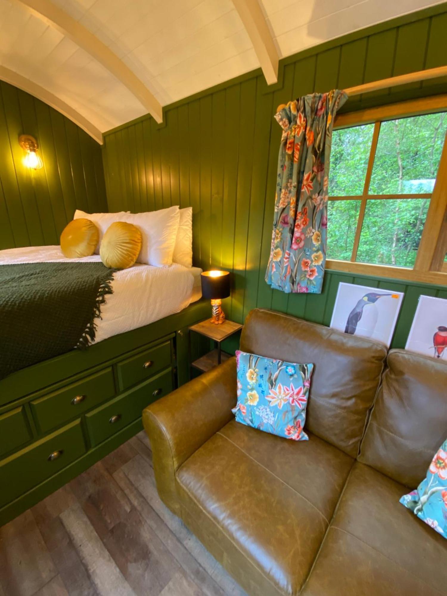The Goose Nest Luxury Lakeside Shepherd Hut In Cardinham Woods, Cornwall 외부 사진