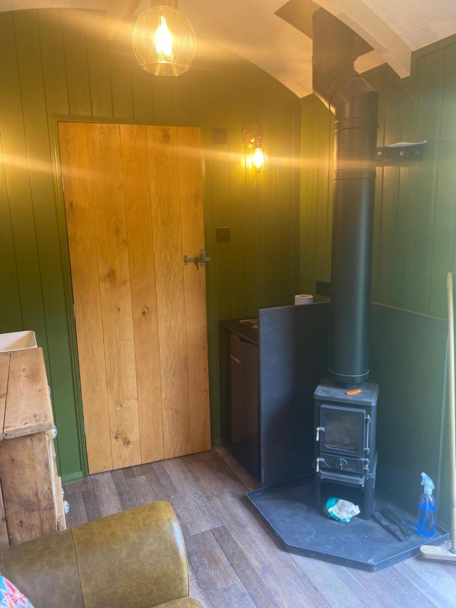 The Goose Nest Luxury Lakeside Shepherd Hut In Cardinham Woods, Cornwall 외부 사진