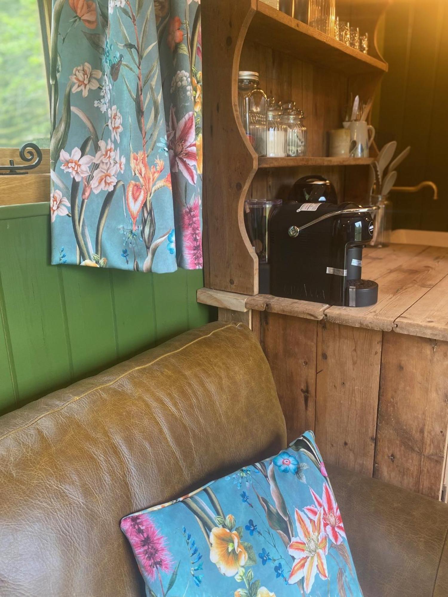 The Goose Nest Luxury Lakeside Shepherd Hut In Cardinham Woods, Cornwall 외부 사진