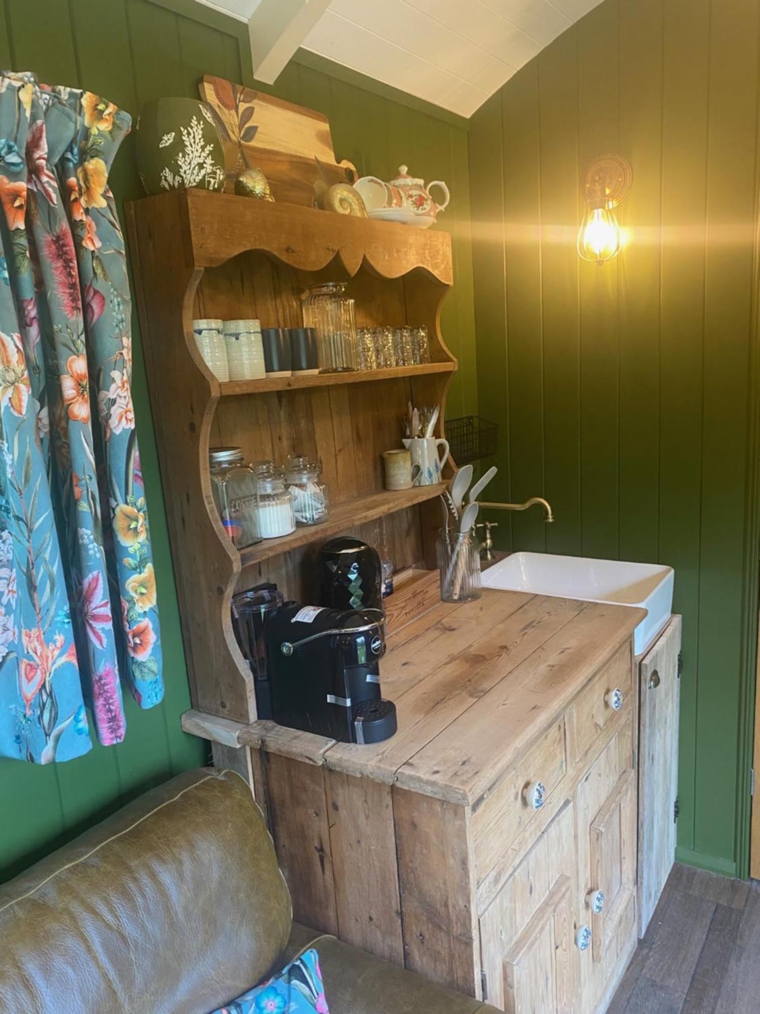 The Goose Nest Luxury Lakeside Shepherd Hut In Cardinham Woods, Cornwall 외부 사진