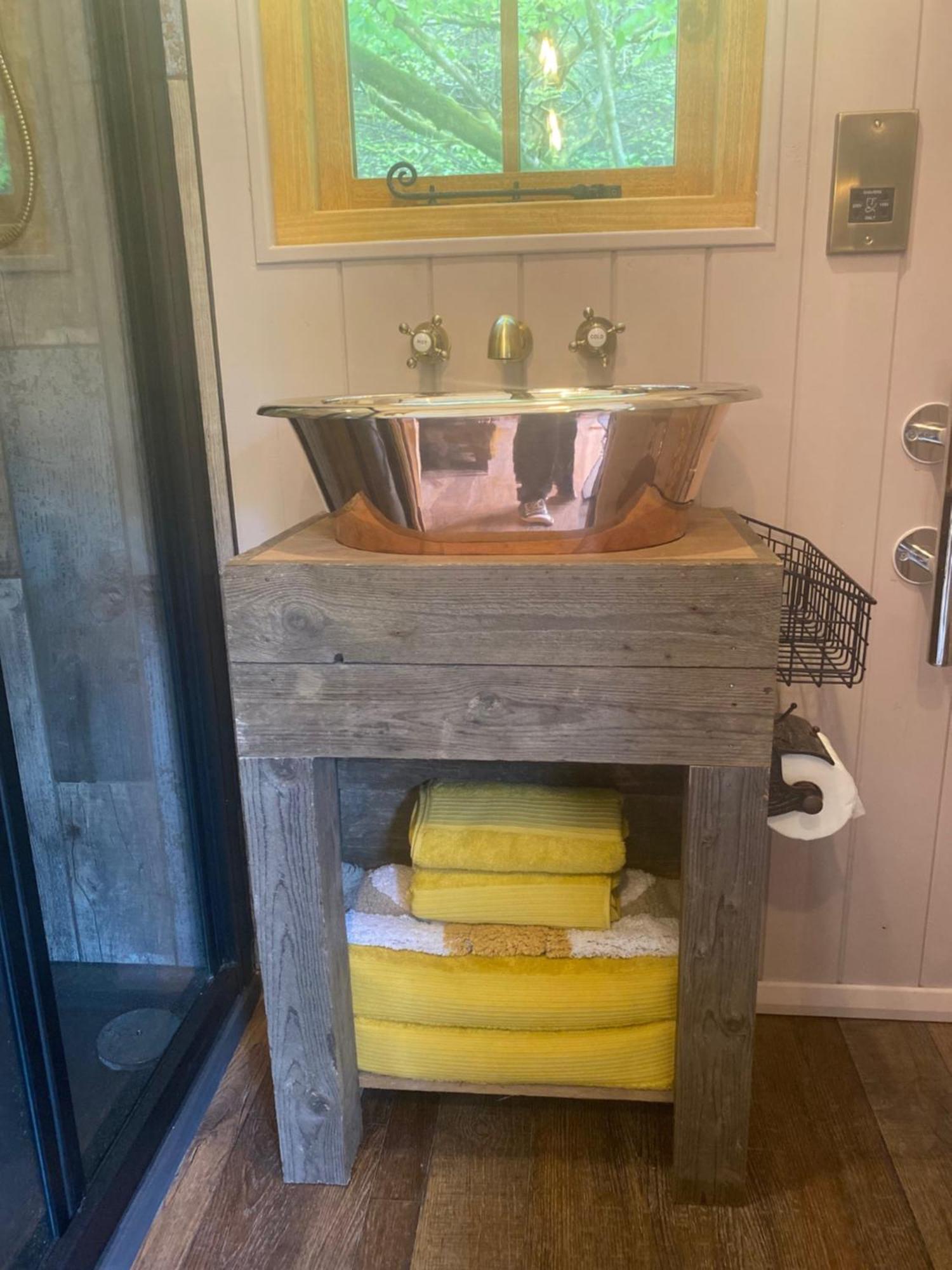 The Goose Nest Luxury Lakeside Shepherd Hut In Cardinham Woods, Cornwall 외부 사진